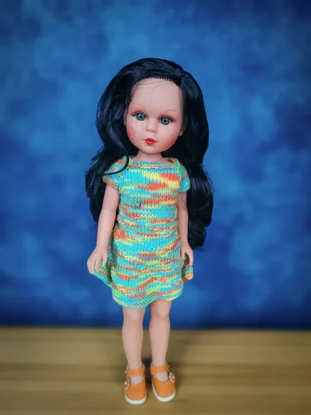 Vidal Rojas: Редкая кукла Элизабет в цветном платье на размытом фоне